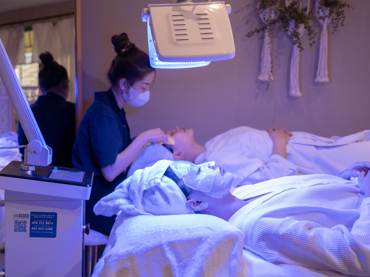 客人在美容院接受 LED 光學護理